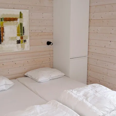 Three-bedroom Holiday In 29