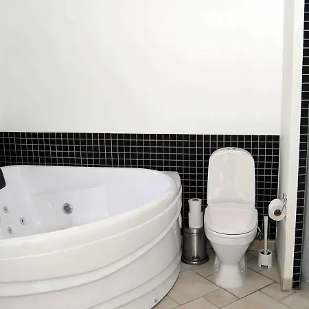 Three-bedroom Holiday In 29
